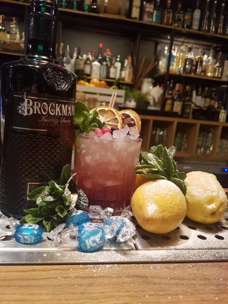 Brockmans-Gin-Cocktail-Gletschereis-Cordial-Flo-Buchner-Lausa-Bar